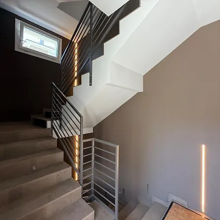 Alfieri3 - Netflix-parking-supermarket-centro * بيرغامو