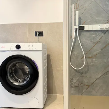 Alfieri3 - Netflix-parking-supermarket-centro * بيرغامو